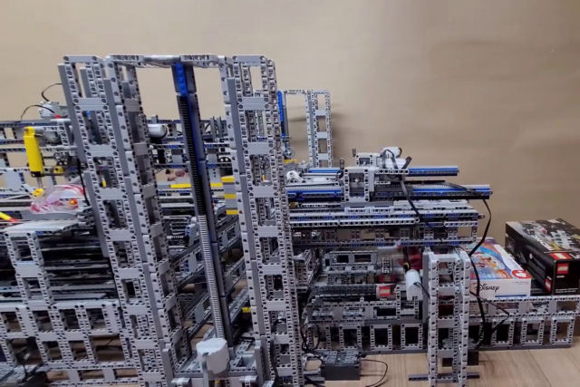 A máquina de Lego que embrulha presentes é tão espantosa como pouco prática