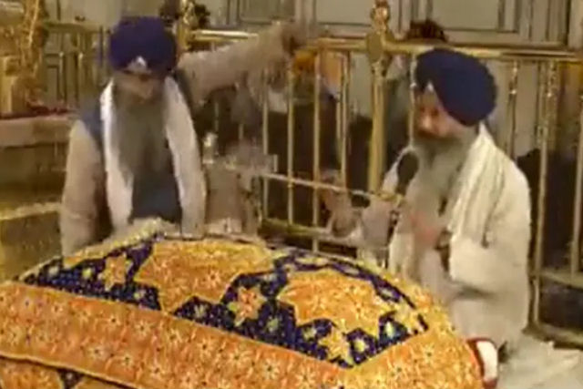 Indiano comete sacrilégio em um templo sikh e é linchado durante uma transmissão ao vivo