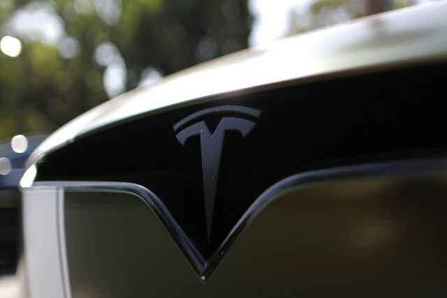 O youtuber da prensa hidráulica agora dinamita coisas, como este Tesla Model S