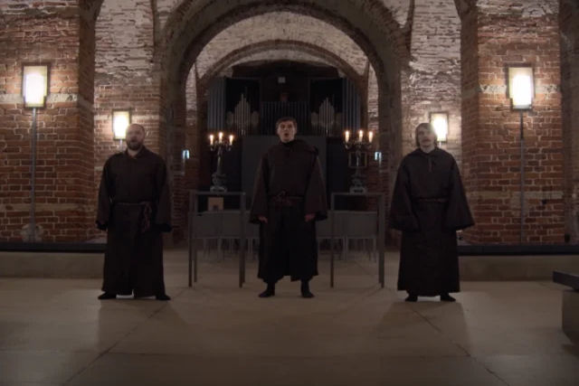 Monges gregorianos cantam o tema musical de Halo