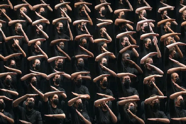 Incrível coreografia humana reproduz os murmúrios de revoadas de estorninhos