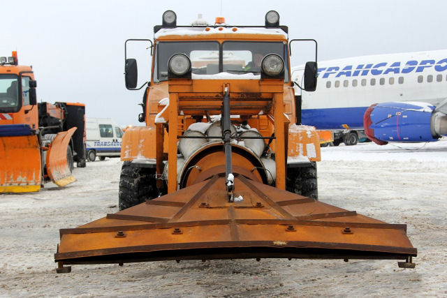 Na Rússia usam caminhões limpa-neve a jato nos aeroportos para desobstruir as pistas