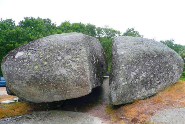 Pedra Bolideira, a rocha enorme que todo mundo pode mover em Portugal