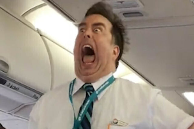 Avião se enche de risos enquanto o comissário faz uma demonstração cômica de segurança instrucional