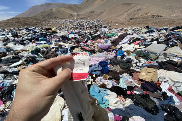 O deserto do Atacama virou uma gigantesca lixeira de roupa nova descartada