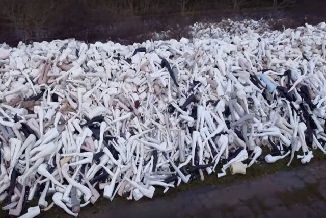 Passeie por uma montanha de 25.000 manequins em uma visão surpreendente do consumismo e de lixo