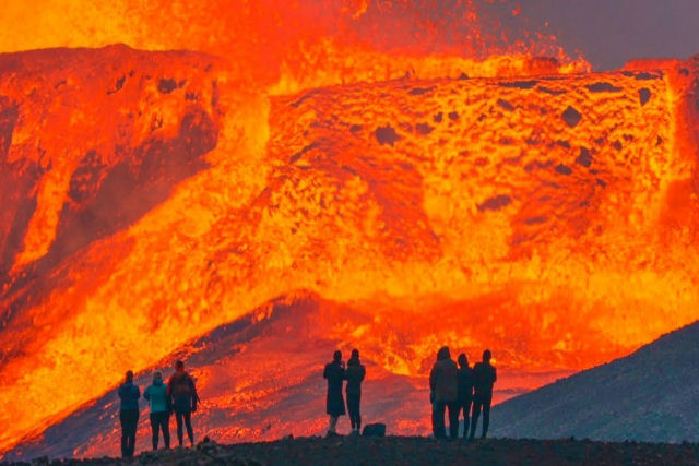 O vulcão islandês continua nos assombrando com suas imagens