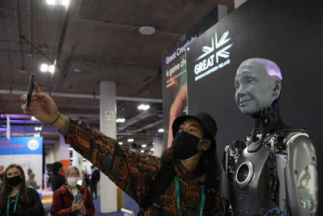 Robô humanoide realista Ameca interage com as perssoas durante uma exposição de tecnologia
