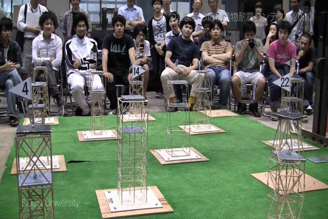 Alunos japoneses competem pela melhor torre de palito à prova de terremoto