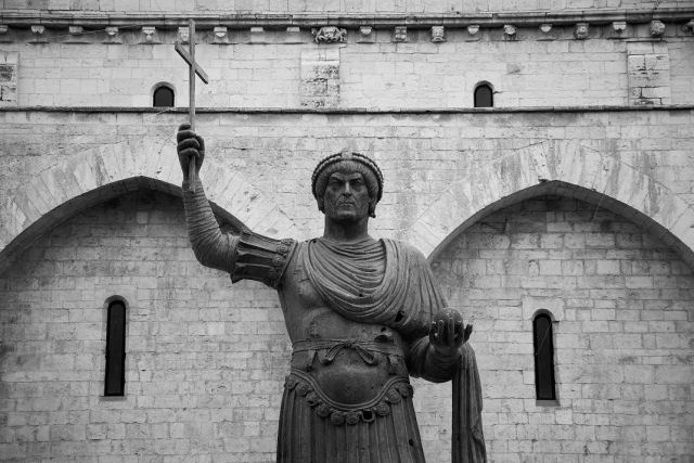 Ninguém sabe bem ao certo que imperador representa o impressionante Colosso de Barletta