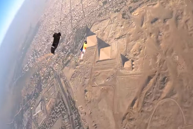 Imagens magníficas feitas por pilotos de Wingsuit voando extremamente perto das Pirâmides de Gizé