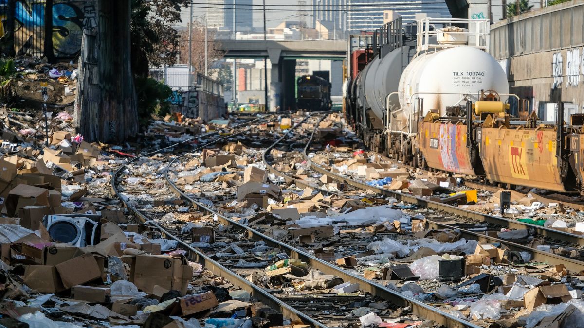 Assalto do trem da Amazon: milhares de pacotes estão sendo roubados nas vias de Los Angeles