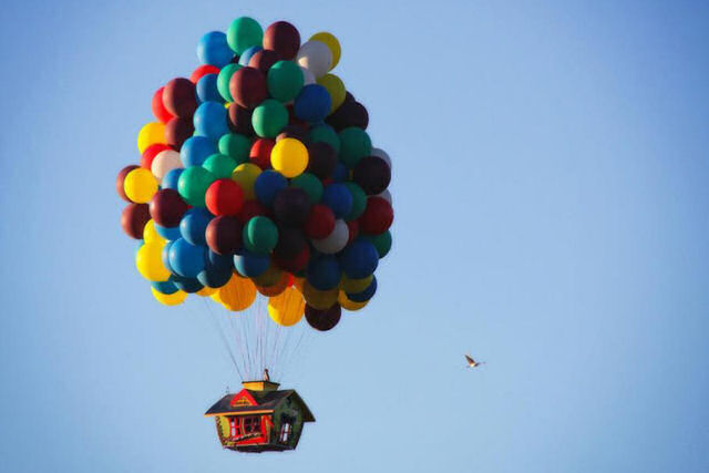 Como um homem voa centenas de quilômetros usando balões