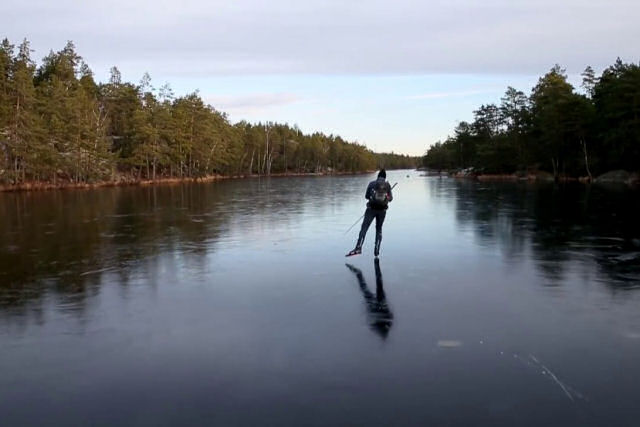 Sons do gelo: patinar no gelo fino faz sons de laser de filmes de ficção científica