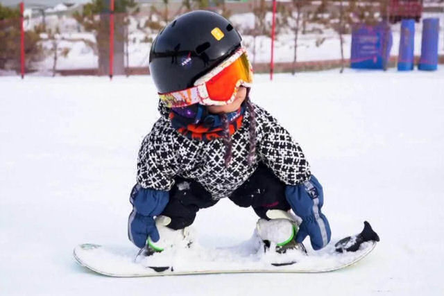 Bebê de 11 meses surpreende praticando snowboard