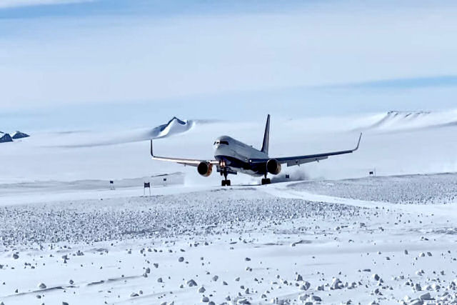 Imagens incríveis de um Boeing 767 pousando e decolando na Antártida