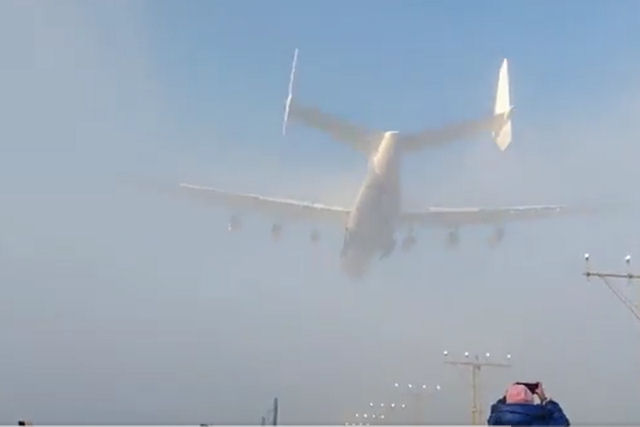 A enorme turbulência do Antonov acaba com nevoeiro na Polônia