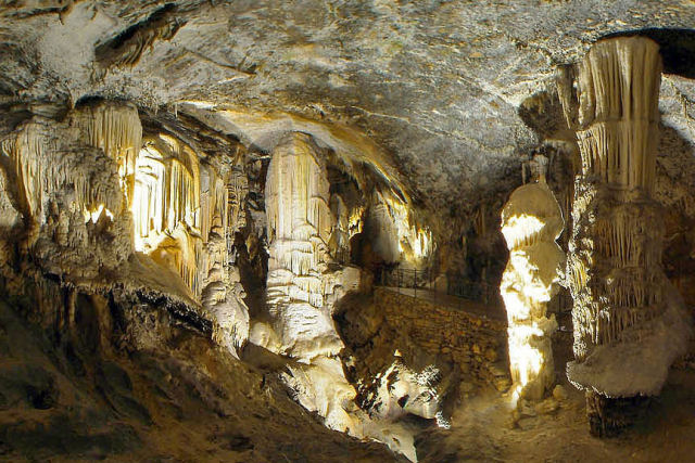 As impressionantes grutas de Postojna, onde viviam crias de dragão