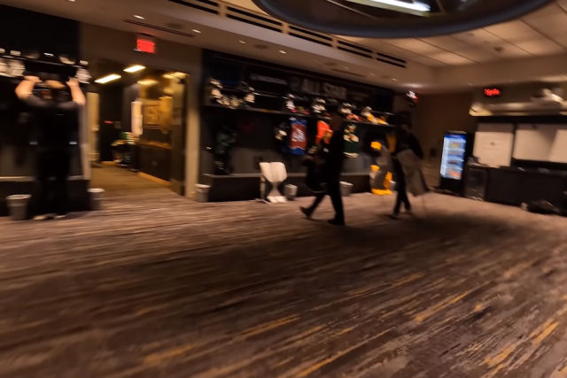 O melhor vídeo que verá hoje é esta alucinante sequência de drone atravessando um estádio de hóquei