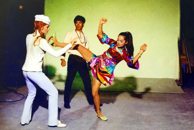 Bruce Lee treinou Sharon Tate e Nancy Kwan em 1968 para uma comédia