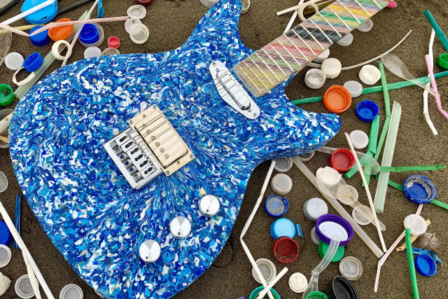 Este cara fez uma guitarra inteira com lixo do oceano