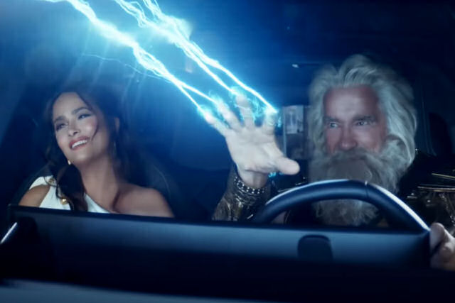 Schwarzenegger e Salma Hayek como Zeus e Hera enlouquecem a rede em seu comercial para o Super Bowl