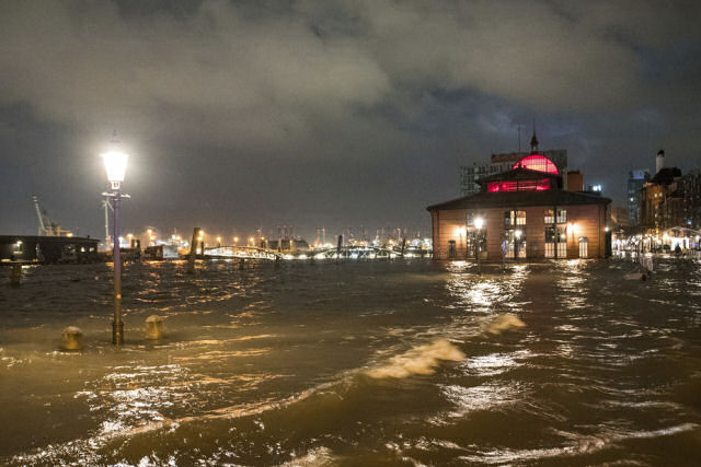Forte onda destroou as janelas de um ferry-boat na Alemanha em plena tempestade Ylenia
