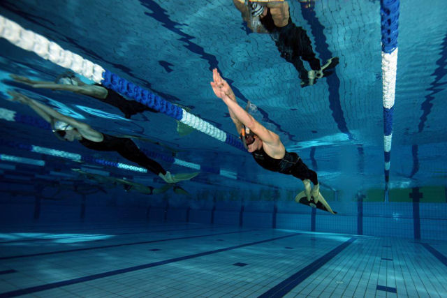 A natação submersa com nadadeiras existe e é tão curiosa como espetacular