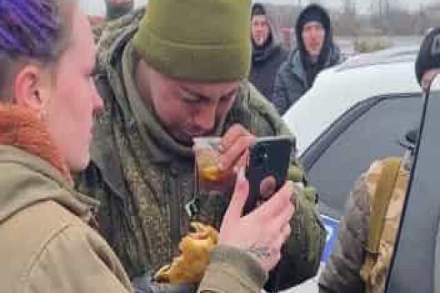 Jovem soldado russo em lágrimas após ucranianos o alimentarem e deixá-lo telefonar para casa