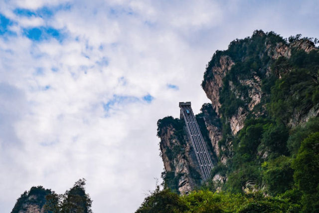 Elevador ao ar livre mais alto do mundo leva turistas pelas montanhas que inspiraram 'Avatar'