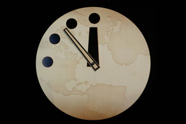 Relógio do Juízo Final agora diz que faltam 100 segundos para a meia-noite, após as ameaças nucleares de Putin