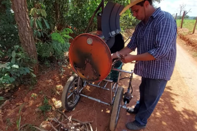Dando um rolê com água e madeira em um triciclo movido a vapor