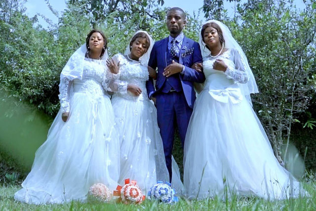 Congolês que se casou com trigêmeas no mesmo dia diz que o amor não tem limites