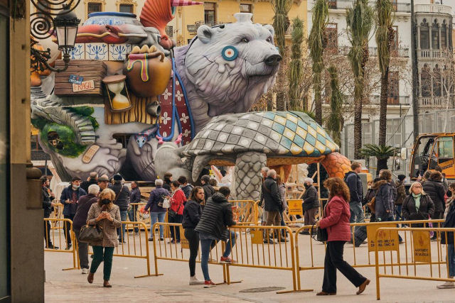 Esculturas de vida selvagem surreais queimam no festival anual em Valência, Espanha