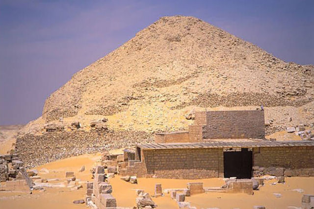 Arqueólogos encontram cinco túmulos de oficiais faraônicos