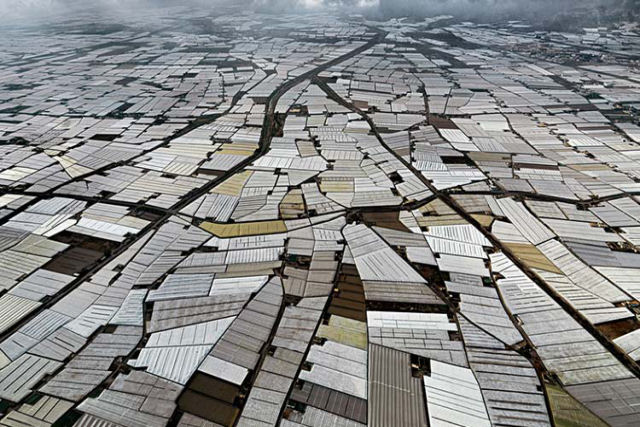 Fotos aéreas documentam as extensas estufas que cobrem a Península de Almería, na Espanha
