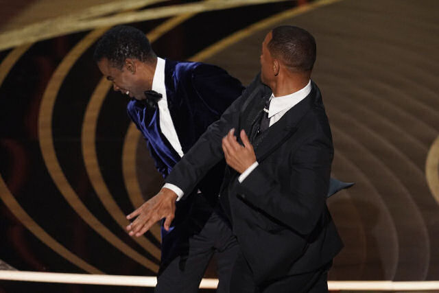 Will Smith estapeia Chris Rock no Oscar e depois diz que foi chamado por Deus a defender a família