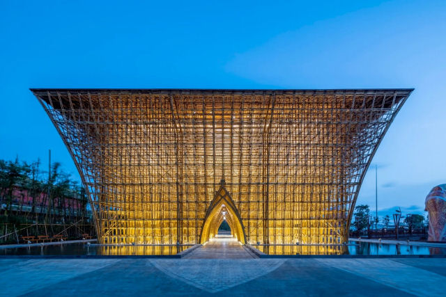 Centro de boas-vindas iluminado no Vietnã foi construído com 42.000 colmos de bambu
