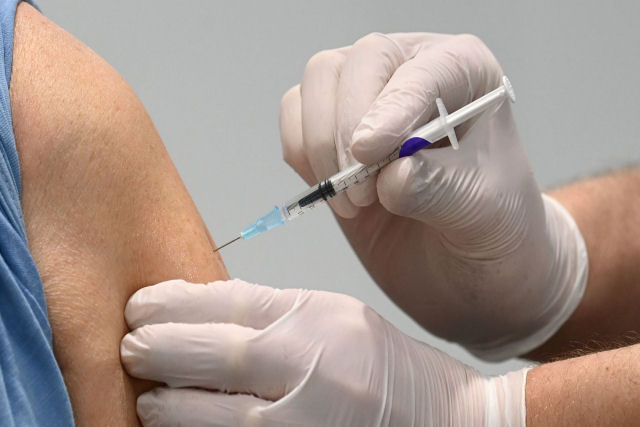Alemão supostamente tomou 90 doses da vacina para vender certificados de vacinação