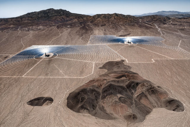 Fotos aéreas mostram grandes plantas solares brotando por todo o mundo
