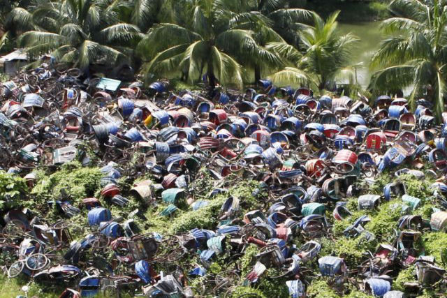 O cemitério de riquixás: empilhados depois de pedalar pela última vez nas ruas caóticas de Daca