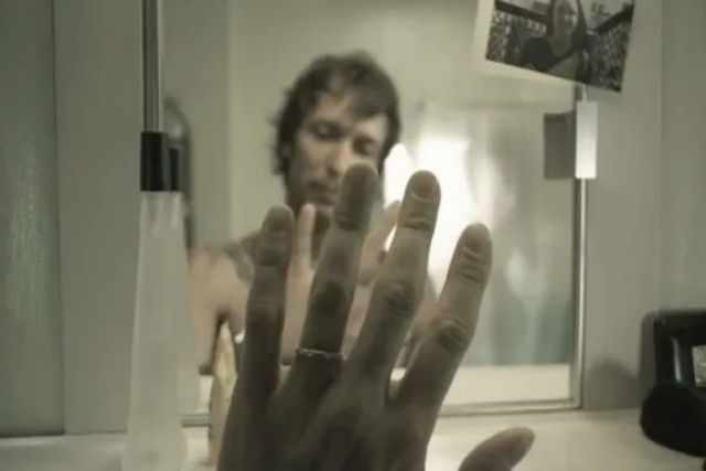 'Le Miroir' - a vida de um homem refletida no espelho do banheiro