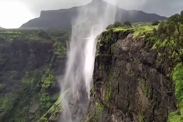 As cachoeiras reversas indianas: quando a água 'cai' para cima