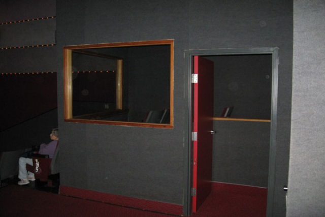 Muitos cinemas antigos costumavam ter 'salas de choro' para crianças irritantes