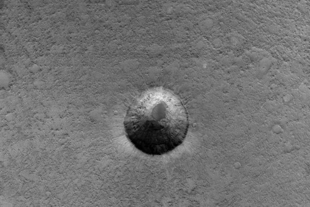 Que tal voar sobre uma cratera marciana em 8K?