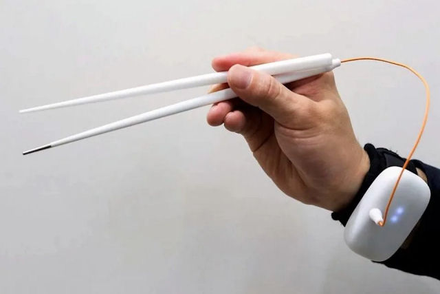 Japão inventa pauzinhos 'elétricos' que fazem a comida parecer mais salgada
