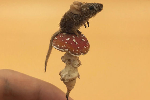 Uma fofa coleção em miniatura de animais selvagens de feltro