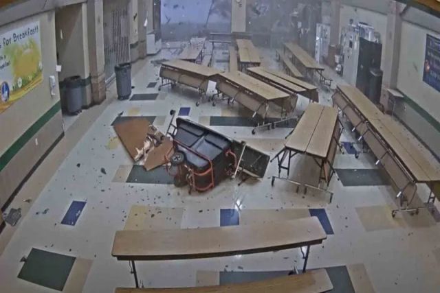 As câmeras de vigilância de um colégio registram o momento da passagem de um tornado