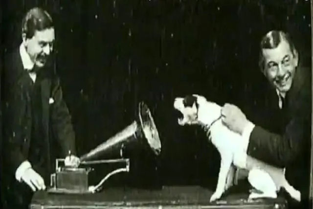 Divertidas imagens mostram um icônico cãozinho 'enlouquecido' com um gramofone