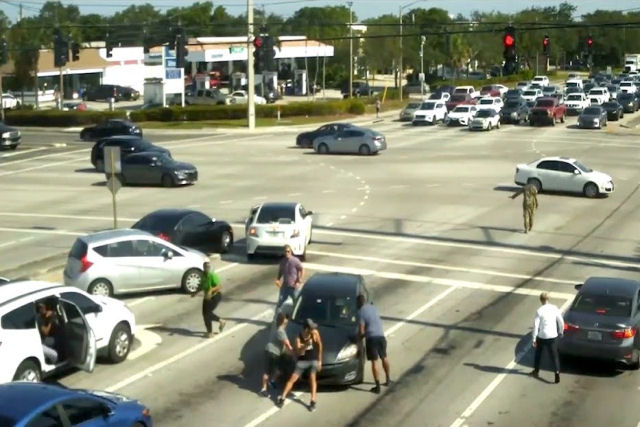 Bons samaritanos impedem o carro de colidir após a motorista desmaiar no volante